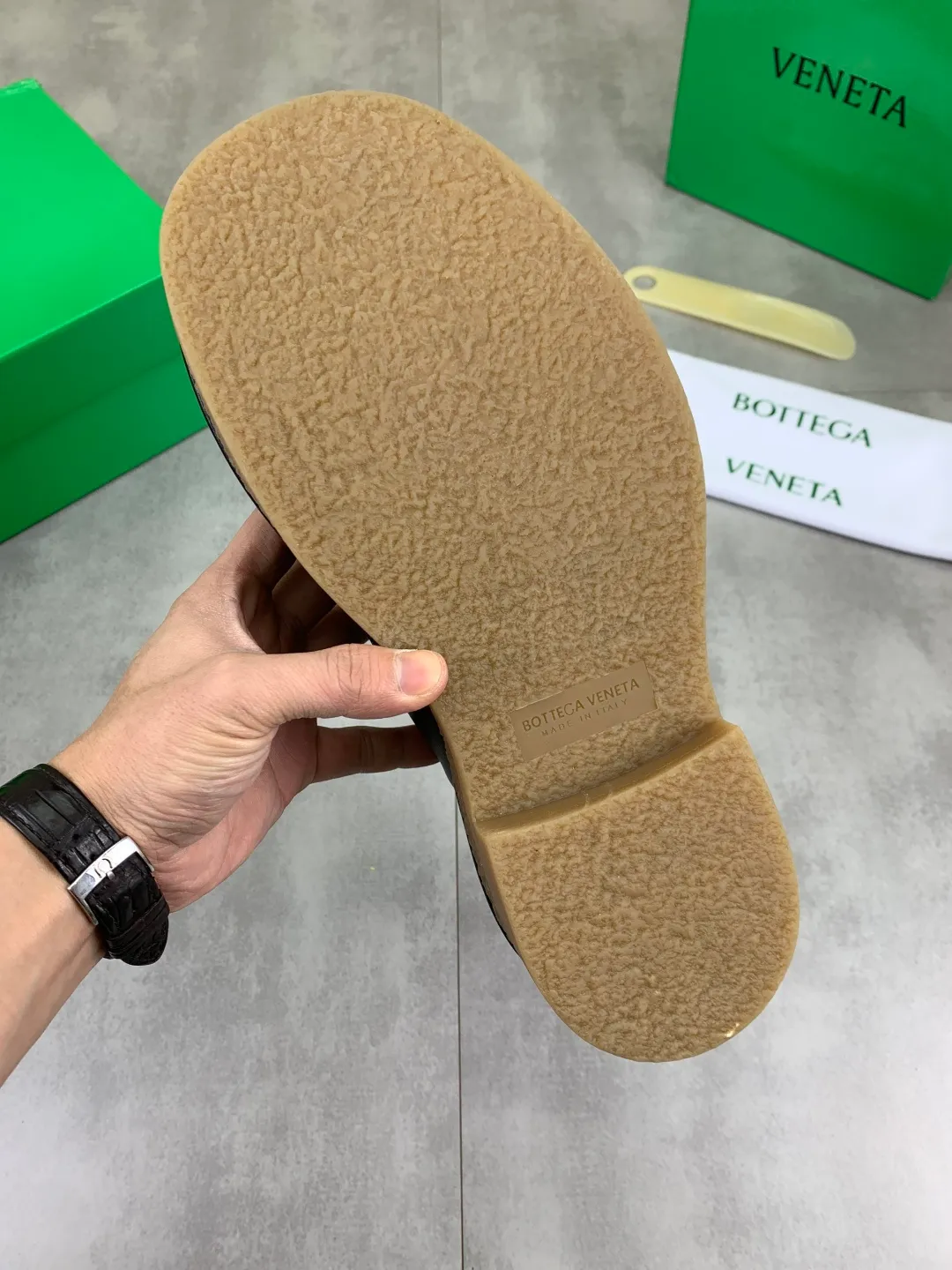 Men's men's shoes 💰P740 New model 💰 Top quality (beef tendon outsole series) 💎💎💎 BOTTEGA VENETA official website synchronizes the latest model, top version of the market's highest version of BV business leather shoes, accept material comparison, shoe type comparison, process comparison, practical and texture, versatile, suitable for any occasion, the more you look at it, the more flavorful it becomes. Pure hand-woven craftsmanship - upper material, imported original hand-woven calfskin - high-quality water-dyed sheepskin lining - original private model customized beef tendon outsole -Size: female 35-39 (34 40 customized) male 39-44 (38 45 customized) Comes with original BV green box, complete packaging.